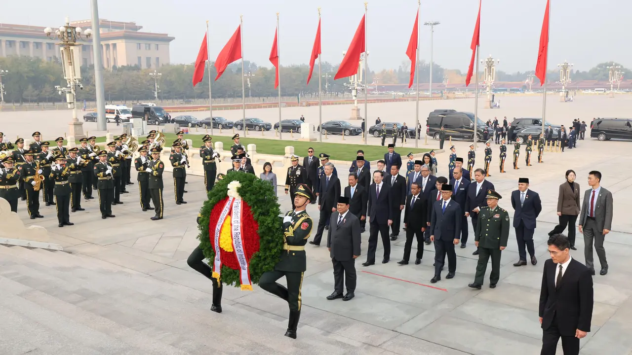 prabowo-subianto-menghormati-pahlawan-rakyat-china-dengan-meletakkan-karangan-bunga