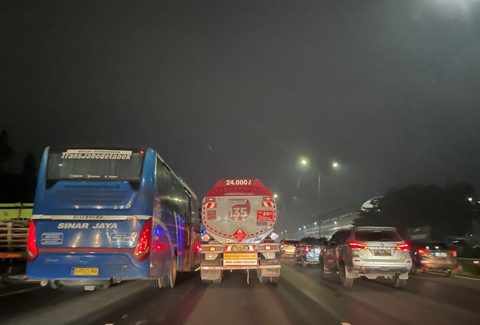 Truk Trailer Melintang di Tol Jagorawi KM 17 Arah Bogor Lalu Lintas Lumpuh Total